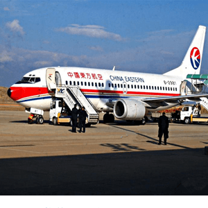 东郊机场货运航空快运业稳步发展的原因是什么？